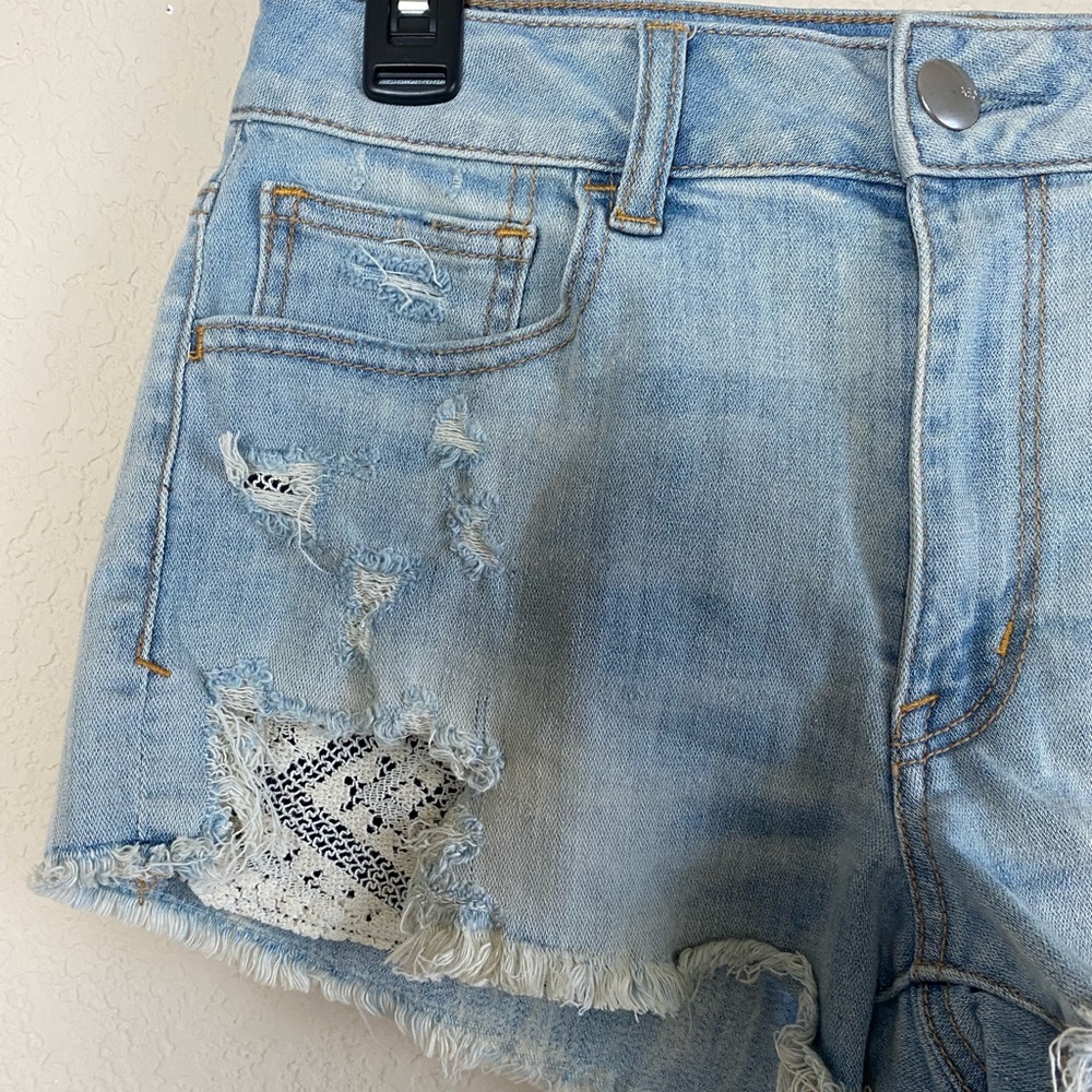 American Eagle Outfitters Light Wash Hi-Rise Shortie Distressed Fray Hem Sz 8 - Picture 3 of 9